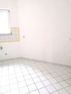 geflieste Küche mit Fenster