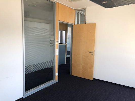 moderne Ausstattung - transparent - hell