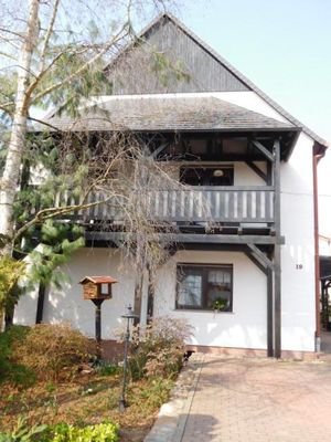 Hauptgebäude mit Balkon