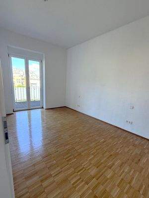 Helles Zimmer mit Balkon