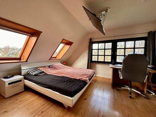 Schlafzimmer 3 mit viel Helligkeit