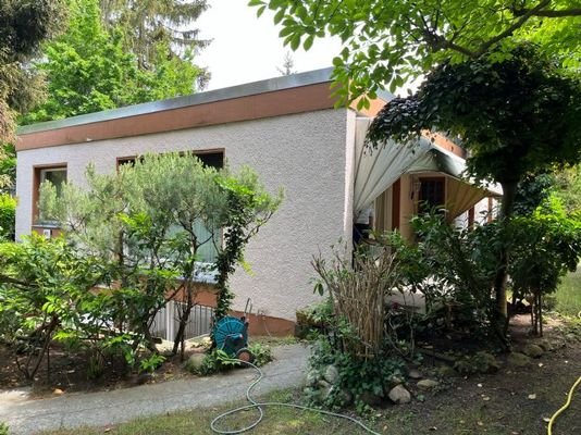 Vorder/Seitenansicht mit Terrasse