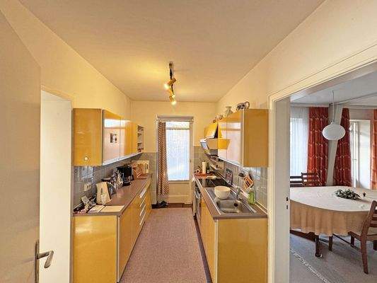 Küche und angeschlossener Wohnbereich