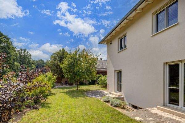 Hausansicht Ostseite mit abgeböschten Lichtschacht für den Hobbyraum