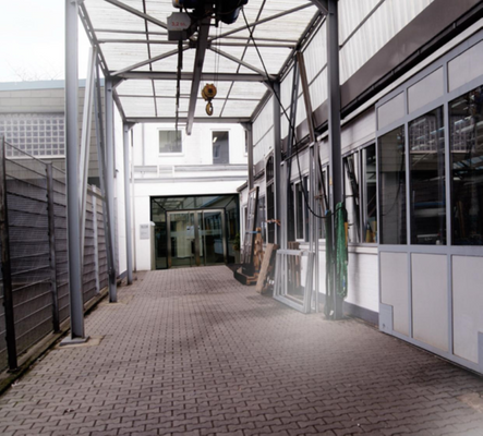 Zufahrt mit Krananlage