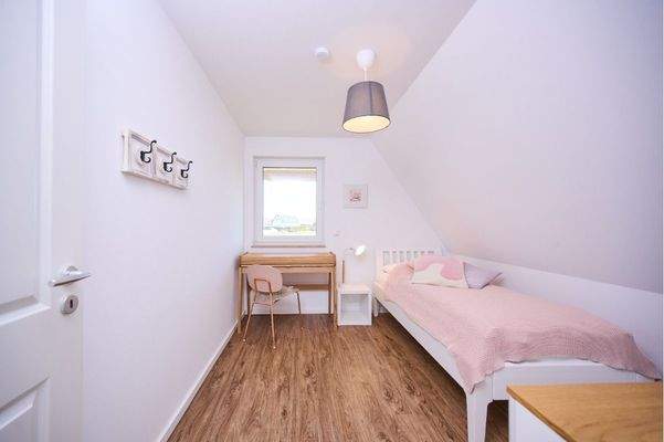 Kompaktes Schlafzimmer im Dachgeschoss