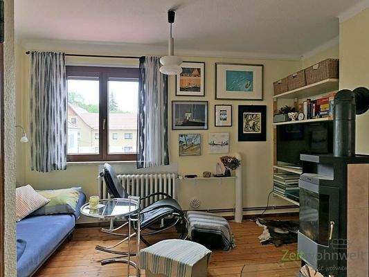 kleines Wohnzimmer mit Kamin