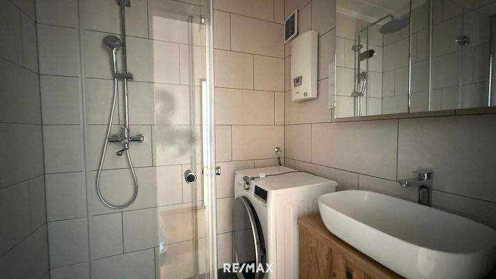 Badezimmer mit Dusche und Fußbodenheizung