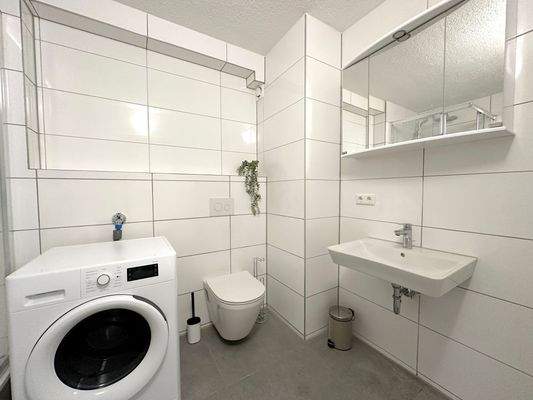 Helles Badezimmer mit Waschmaschine
