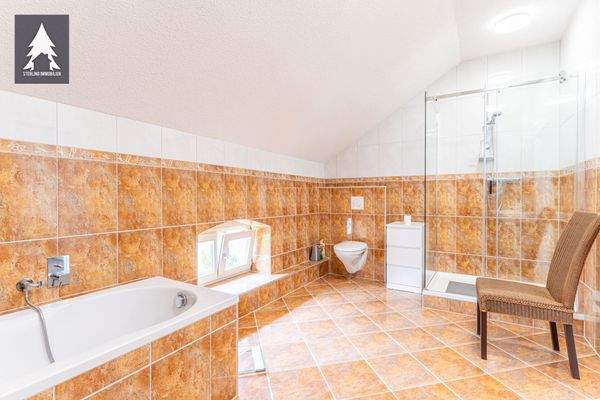 Bad mit Wanne & Dusche OG