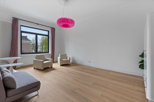 Großzügiges Kinderzimmer mit Eichenparkett