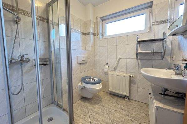 Gäste-WC mit Dusche