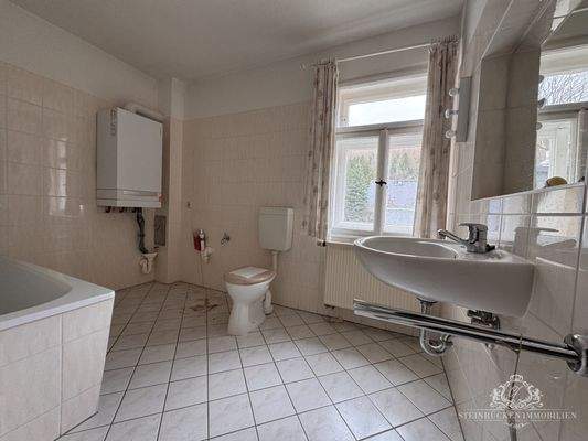 Badezimmer mit Badewanne