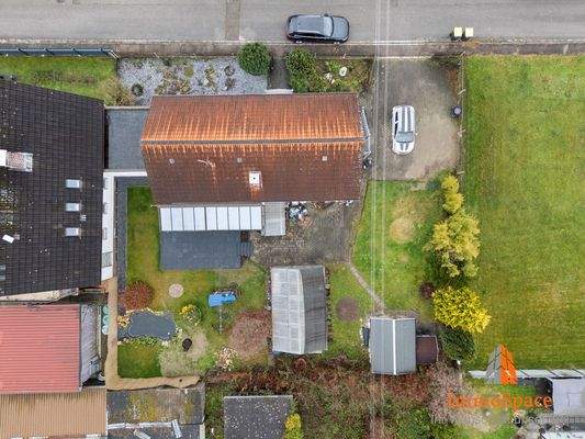 Blick von oben auf das Haus und das Grundstück