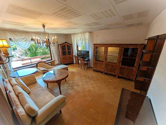 Herrschaftliches Wohnzimmer mit edlem Parkettboden - obere Wohnung