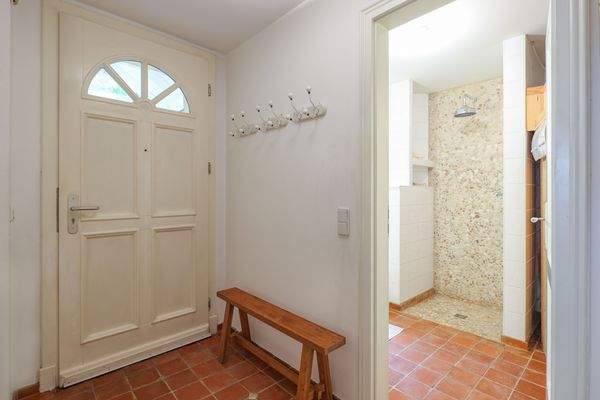 Eingang mit Zugang zum Bad.jpg