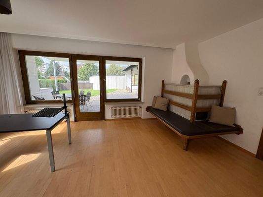 Wohnzimmer mit Kachelofen Top 1 EG