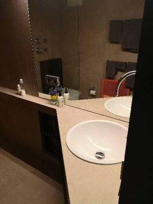 Waschtisch und Ablage 