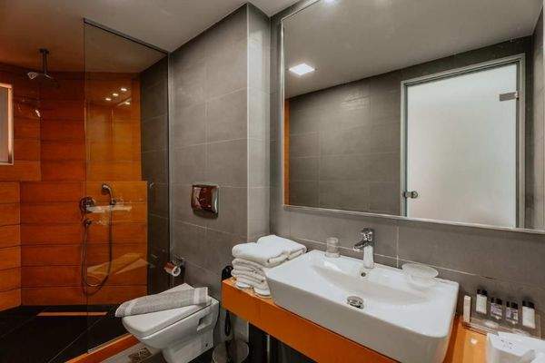 Kreta, Agia Galini: Hotel mit 29 Zimmern zu verkaufen