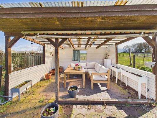 Überdachte Lounge-Terrasse