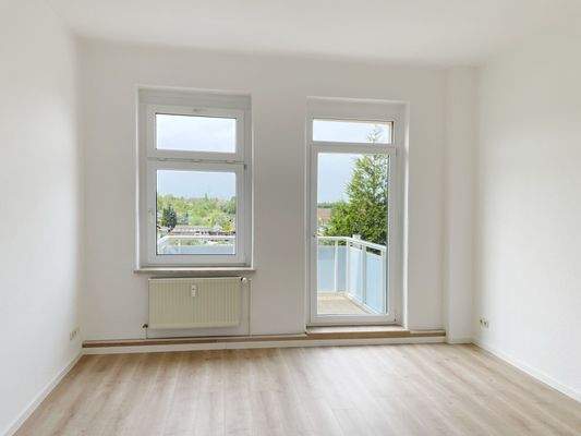 Wohnzimmer mit Balkon.JPG