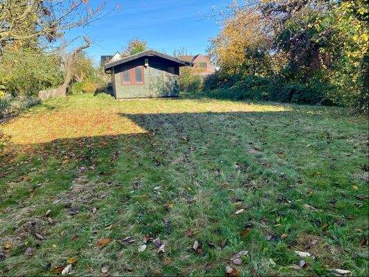 Großer Garten und Gartenhaus