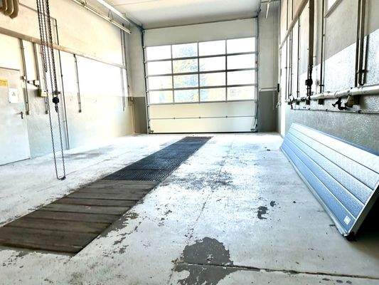 Halle mit Grube und el. Rolltor