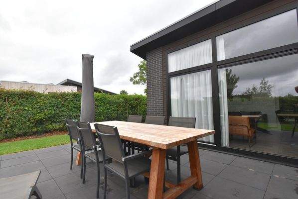 ferienhaus-kaufen-herkingen-modern-terrasse-2025.webp007