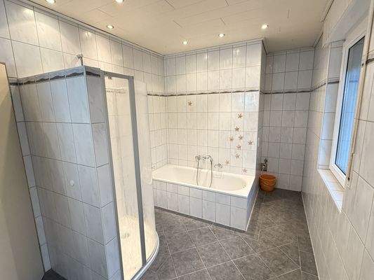 Badezimmer mit Dusche und Badewanne