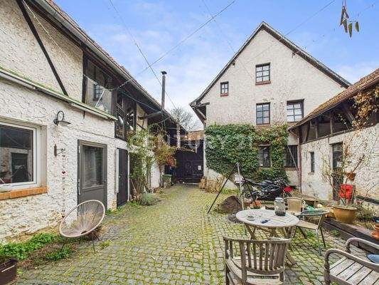 Innenhof mit Blick auf das Hauptgebäude