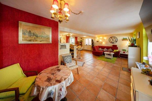 Hobbyraum mit Kachelofen EG