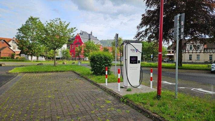 12 Außenansicht mit Elektroladesäule.jpg