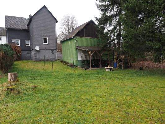 Ansicht auf Haus und Scheune mit überdachter Sitzecke