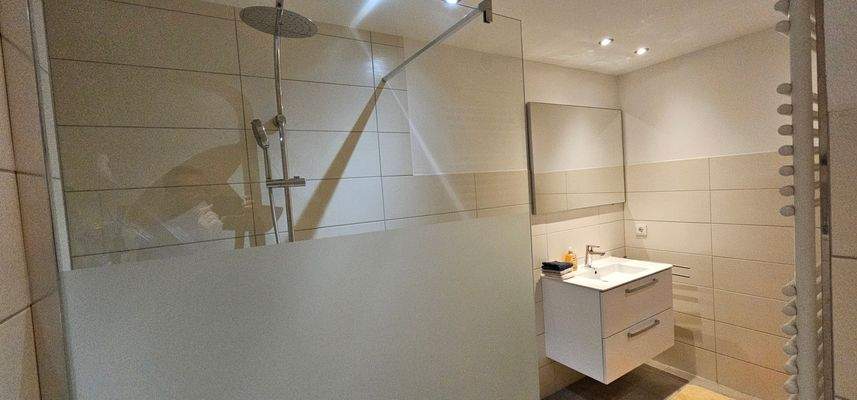 modernisiertes Bad mit flacher Dusche