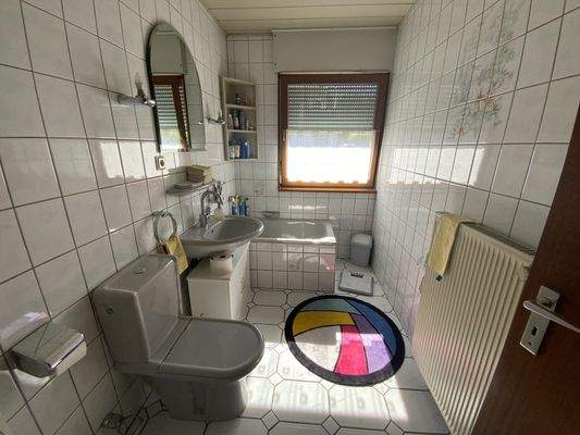 Badezimmer Erdgeschoss mit Sitzwanne