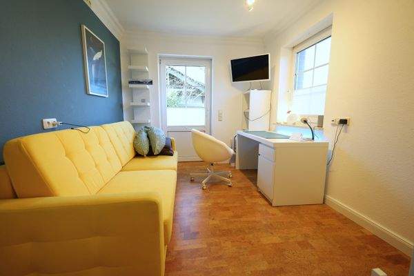 Gästezimmer oder Büro mit Nebeneingangstür