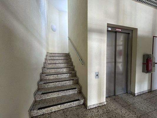 Treppenhaus mit Aufzug