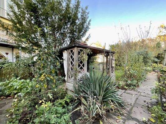 ein Platz im Schatten mit Obstbäumen