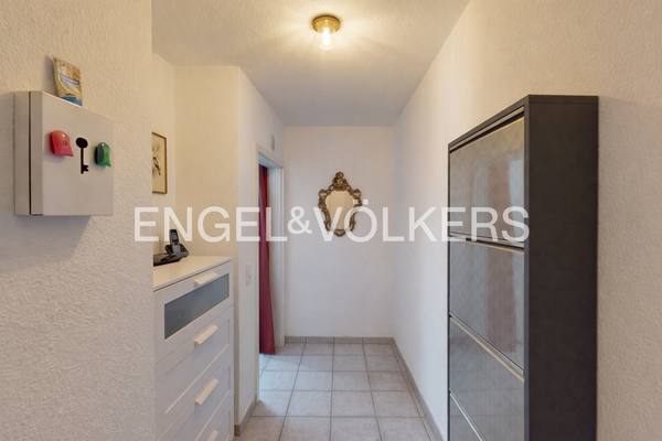 Im Flur hat eine Garderobe und der Schuhschrank Platz