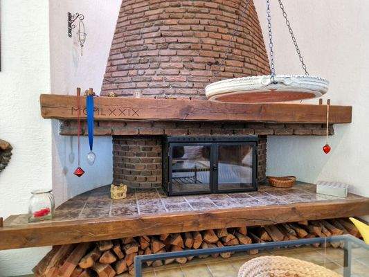 mit Ablagen und Stellflächen