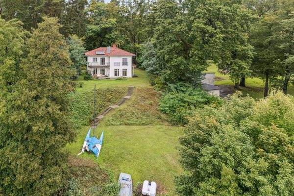 Blick auf das naturbelassene Grundstück