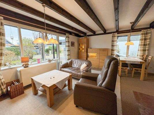 Wohnzimmer mit gr. Fensterfront