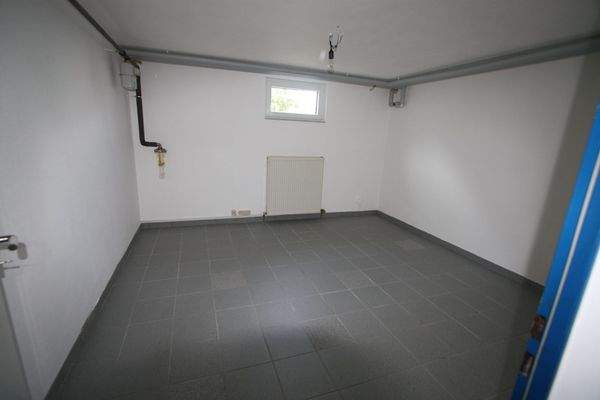 Keller mit Tageslicht und Heizkörper