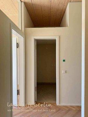 Flur mit Blick auf den HWR, darüber Stauraum.jpg