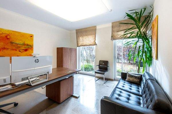 Sonniges Büro mit Blick in den Garten 