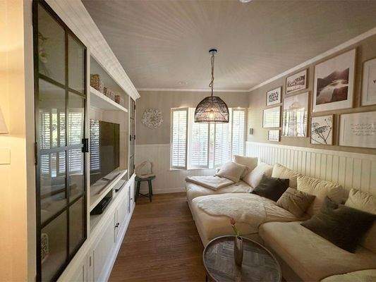 Wohnbereich mit TV-Wand