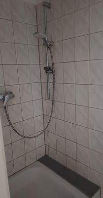 Bad mit Dusche und WC