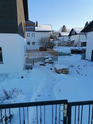 Seitenansicht mit Teerstraße zum Kellerabgang