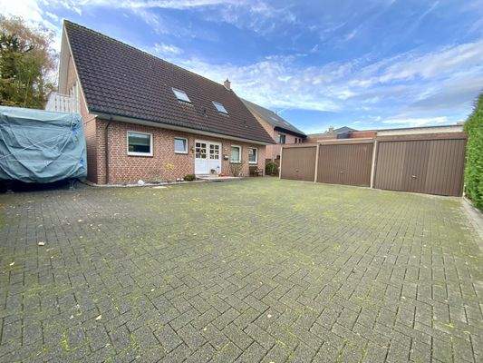 3 Garagen und Parkflächen