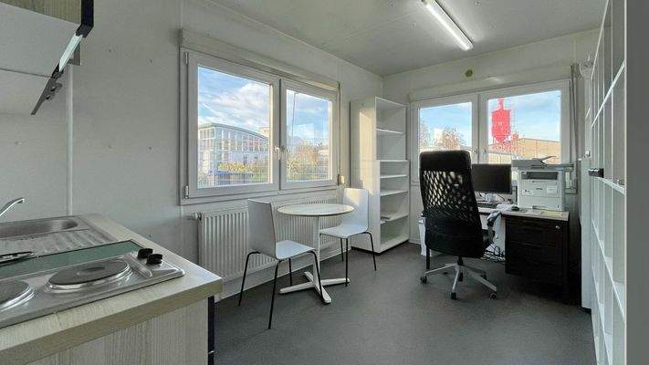 Teeküche mit Aufenthaltsbereich und Arbeitsplatz